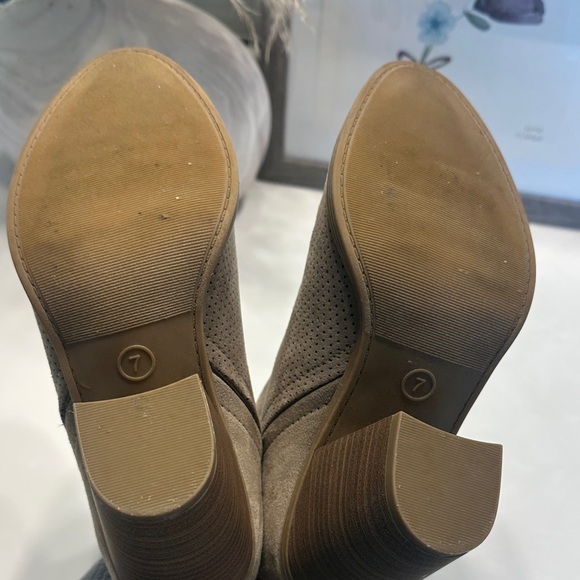 Universal Thread Perforated Tan Ankle Booties - Picture 3 of 4